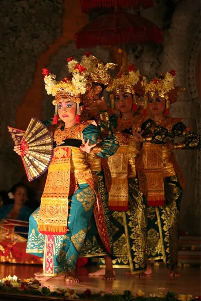 传统的巴厘岛舞蹈在乌布镇 — 图库照片