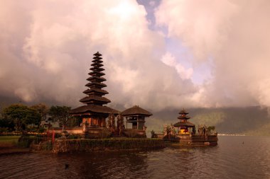 Pura ulun danu Tapınağı