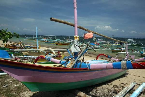 Strand in de buurt van Sanur van het eiland Bali — Stockfoto