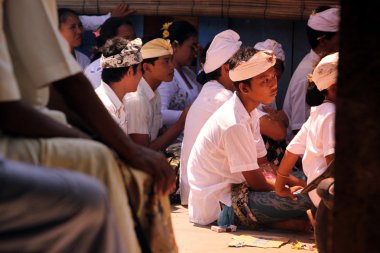 Köyün büyük törenle insanlara