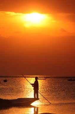 bir deniz yosunu bir çiftlikte çalışan insanlar