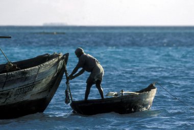 Adam dhoni tekne deniz kenarı