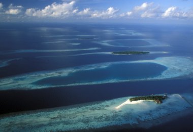 Deniz manzarası üzerinde pitoresk havadan görünümü