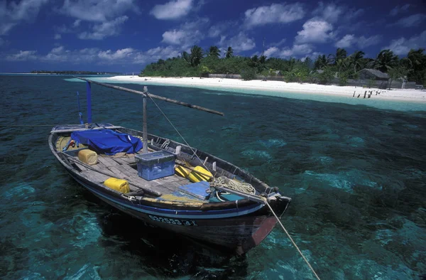 Adanın kıyısında ahşap tekne — Stok fotoğraf