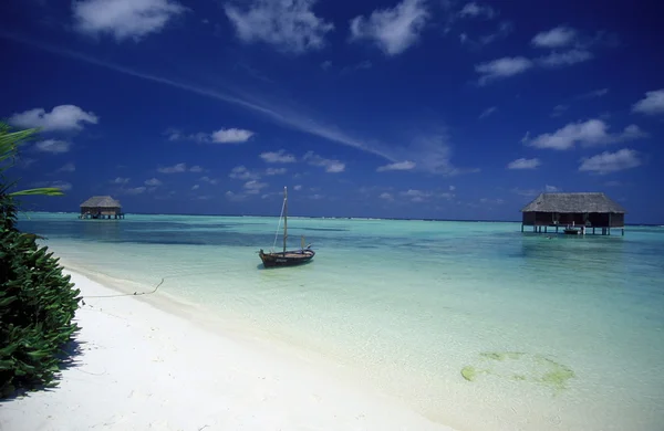 Barco y bungalows en la playa — Foto de Stock