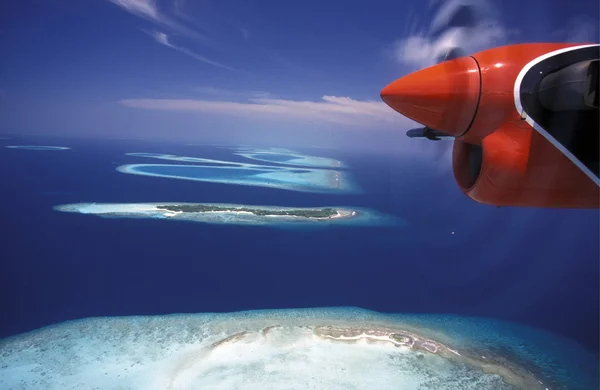 Avión turístico sobre el paisaje marino — Foto de Stock