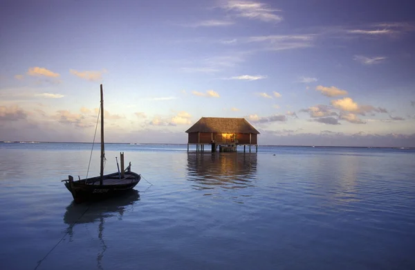 Bungalow y barco en el paisaje marino — Foto de Stock