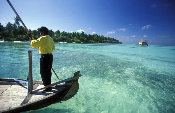 Hombre en dhoni Barco — Foto de Stock