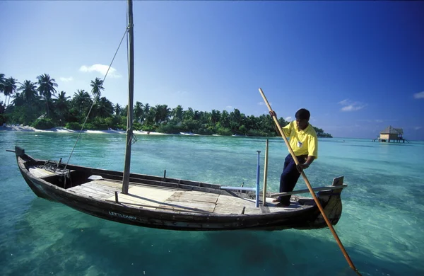 Adam dhoni tekne üzerinde — Stok fotoğraf