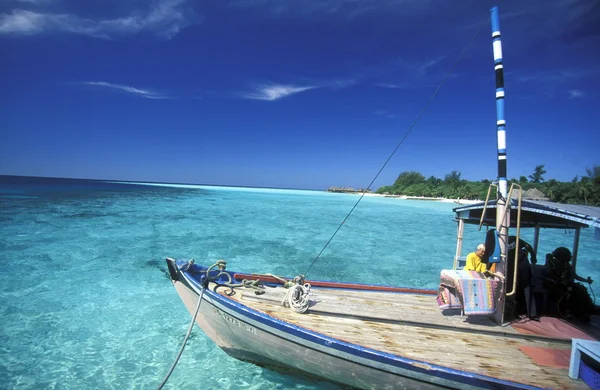 Petit Yacht sur la côte — Photo