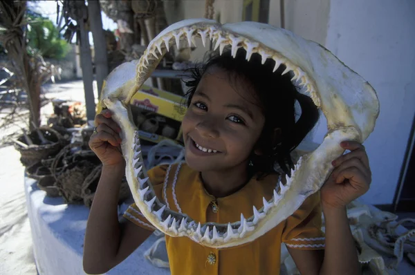 白いサメの顎を持つインドの女の子 — ストック写真