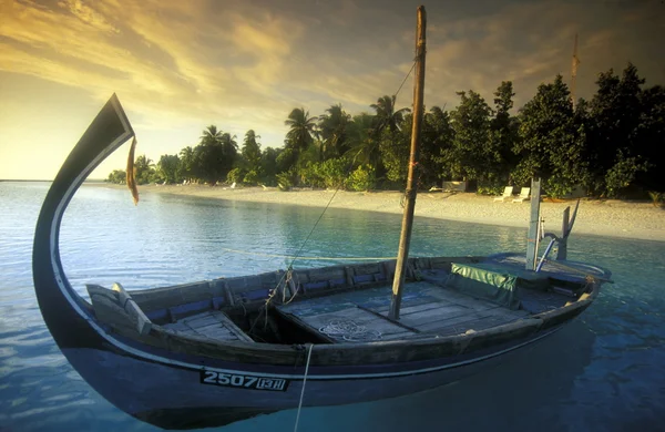 Boat on the coast of the island — Stock Photo, Image