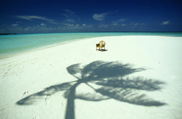 Židle na pláži s přímořská krajina — Stock fotografie