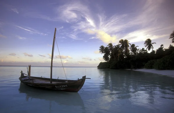 Barco na costa da ilha — Fotografia de Stock