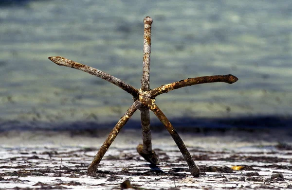 Старый ржавый якорь на пляже — стоковое фото