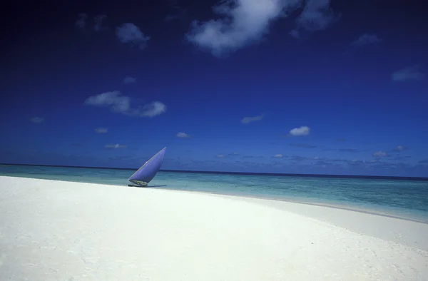 Barco en la costa de la isla — Foto de Stock