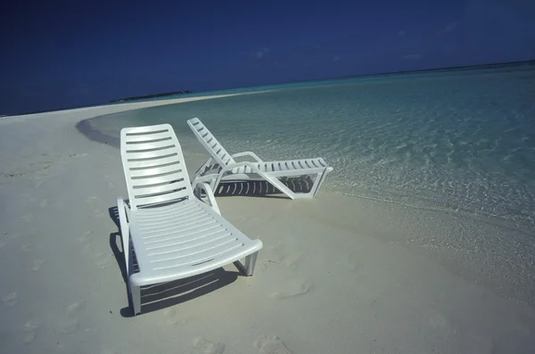 Sedie sulla spiaggia con il paesaggio marino — Foto Stock