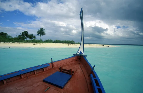Barca sulla costa dell'isola — Foto Stock