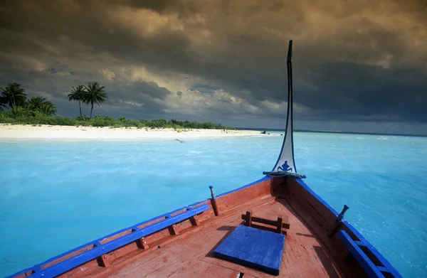 Adanın kıyısında tekne — Stok fotoğraf