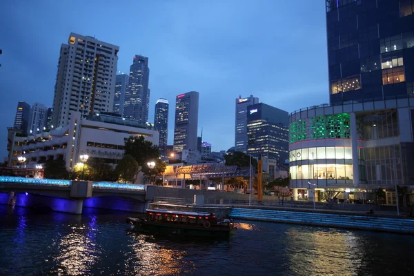 Fähre auf dem Singapore Fluss — Stockfoto