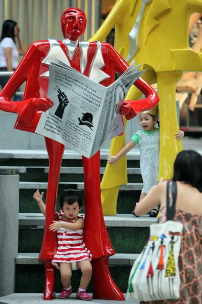 Asian kids near modern art objects — Stock Photo, Image