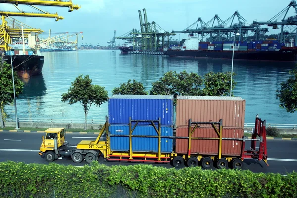 Transporte de carga em Marina Bay — Fotografia de Stock