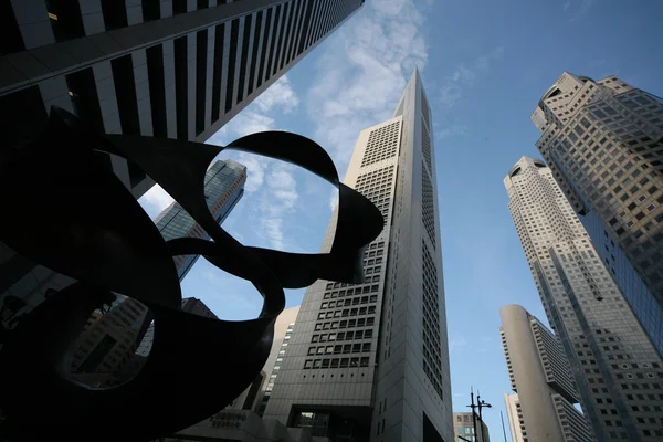 Modern sculpture iin downtown of Singapore — Stock Photo, Image