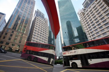 Sokakta bir Singapur otobüs