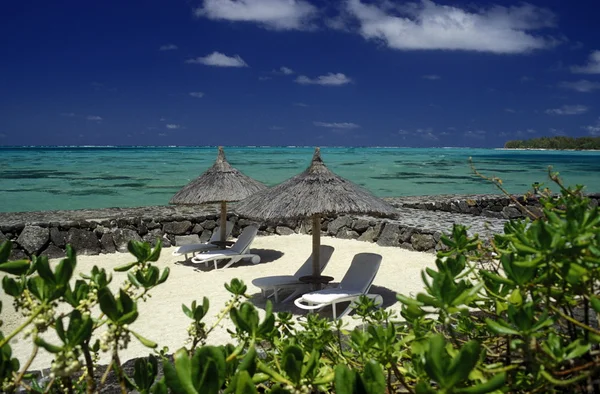 Playa de arena en la costa oeste de Mauricio — Foto de Stock