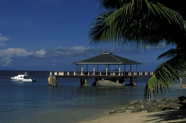 Plaża na wybrzeżu wyspy Praslin — Zdjęcie stockowe