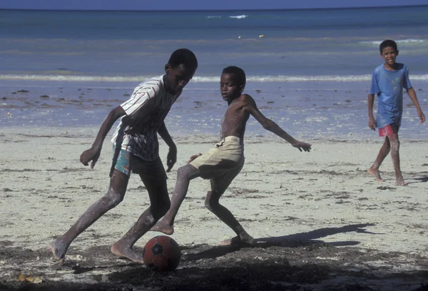 サッカーをしている男の子 — ストック写真