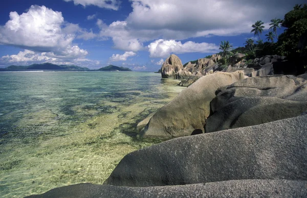 Beach Island La Digue kıyısında — Stok fotoğraf