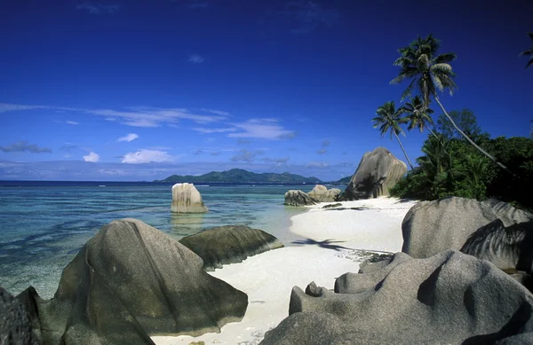 Pláž na pobřeží ostrov La Digue — Stock fotografie