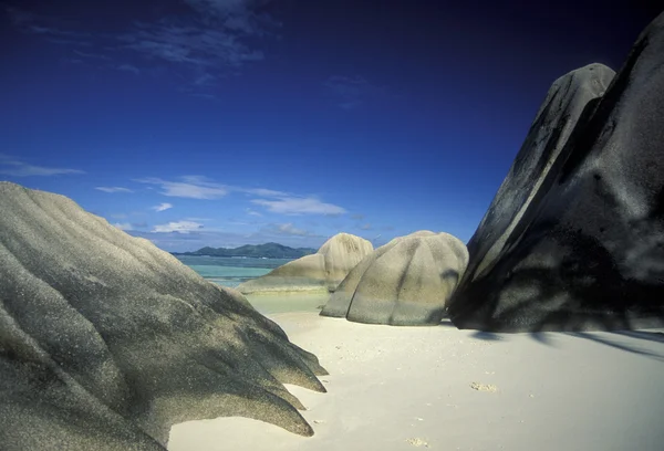 Spiaggia sulla costa dell'isola La Digue — Foto Stock