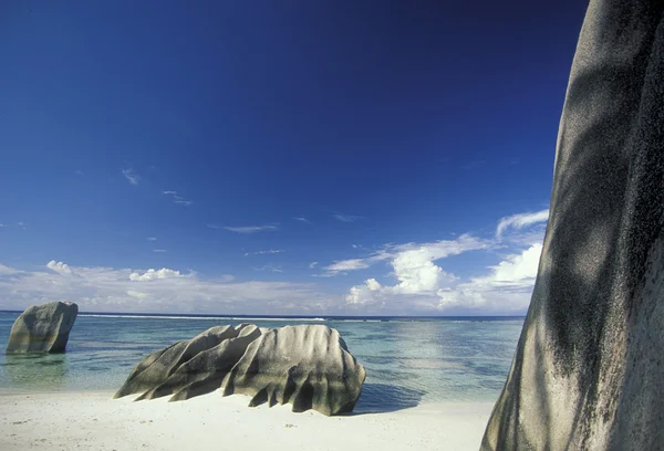 Playa en la costa si la Isla La Digue — Foto de Stock