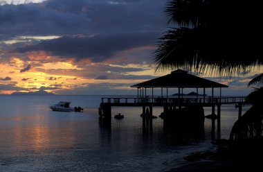 Plaj kıyısında ada Mahe