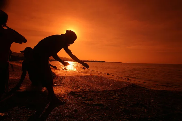 Pescadores en la costa y la playa — Foto de Stock