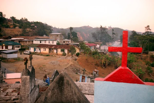 Traditionella kyrkogård vid byn Moubisse — Stockfoto