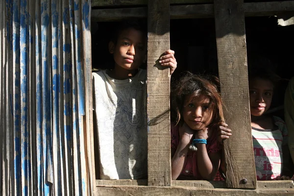 Niños en la aldea cerca de la ciudad de Dili — Foto de Stock