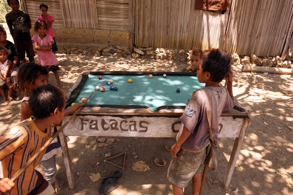 Childern jogar bilhar na aldeia — Fotografia de Stock