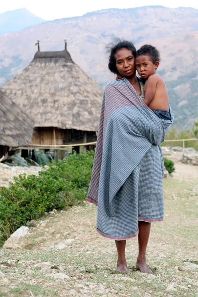 Gente cerca del pueblo Maubisse — Foto de Stock