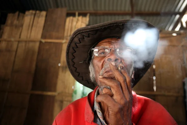 Farmer fumar cigarrillo —  Fotos de Stock