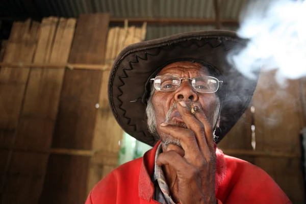 Farmer fumar cigarrillo —  Fotos de Stock