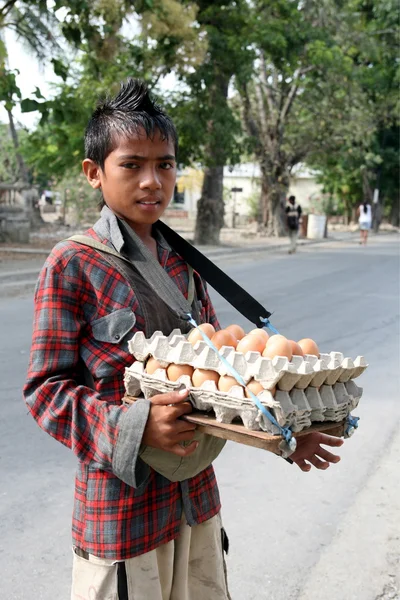 Chico con huevos en el mercado — Foto de Stock