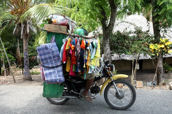 Uomo in moto con bagaglio — Foto Stock