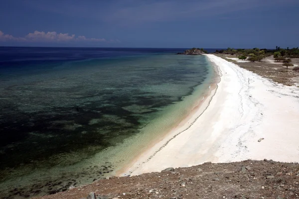 Dollarn stranden nära staden — Stockfoto