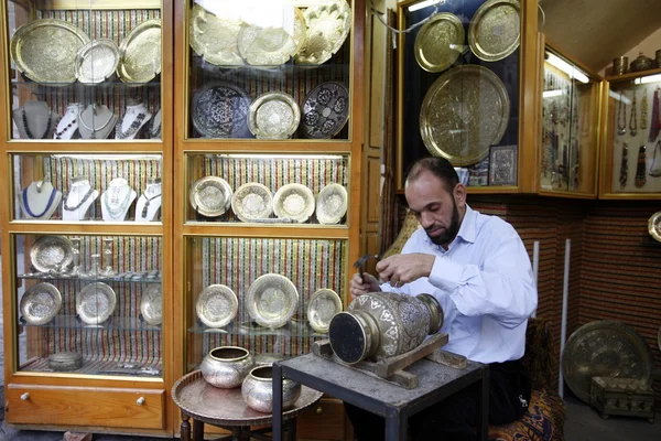 Lavoratore vicino al negozio di utensili — Foto Stock