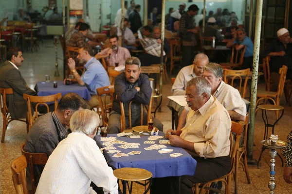 Pessoas em restaurante tradicional em Damaskus — Fotografia de Stock