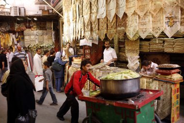 Eski şehir Damaskus pazarda insanlara