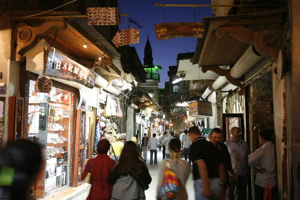 Folla e luci serali al mercato di Damasco — Foto Stock